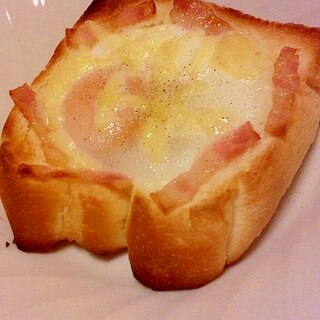 卵とベーコン、チーズのトースト
